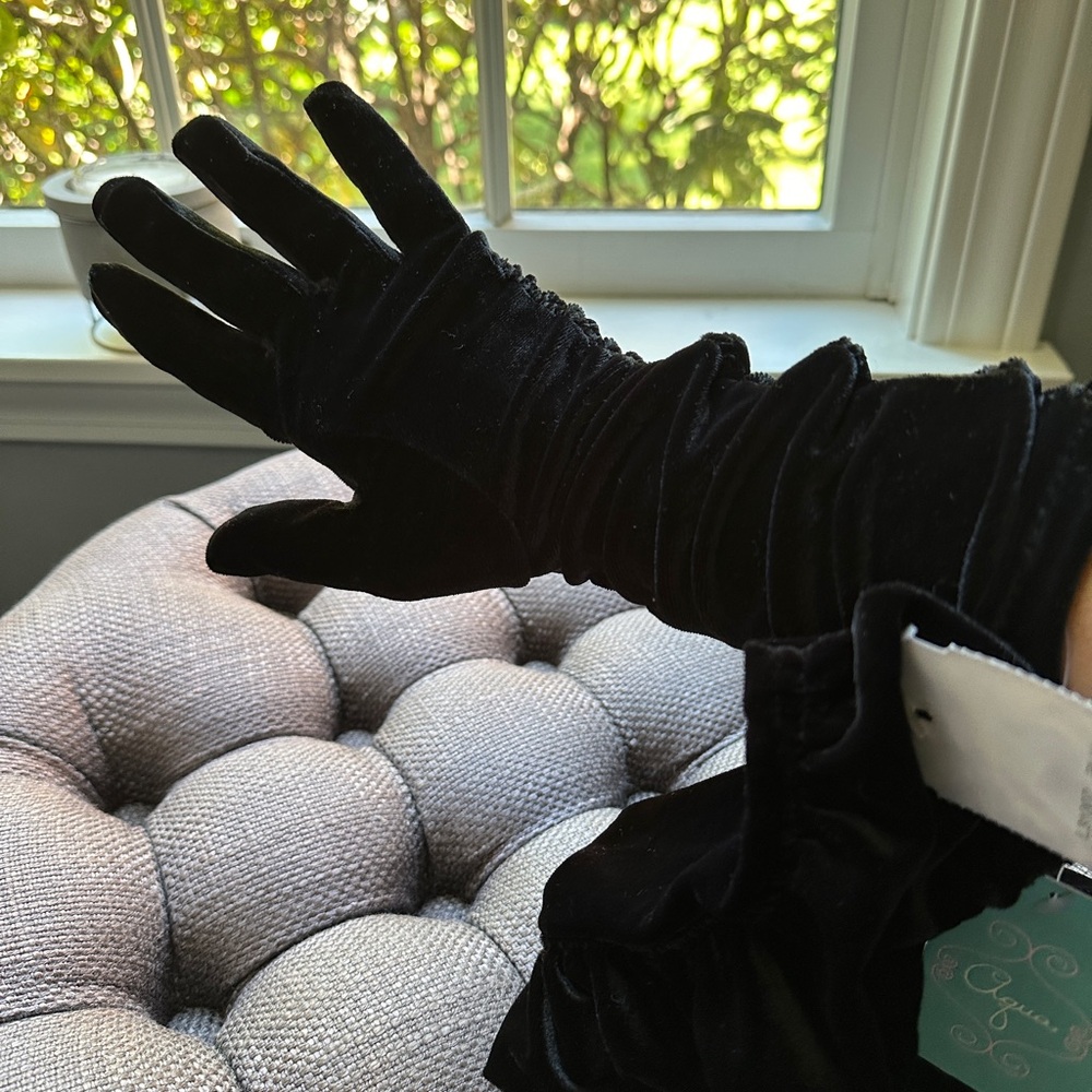 Aqua women’s velvet gloves